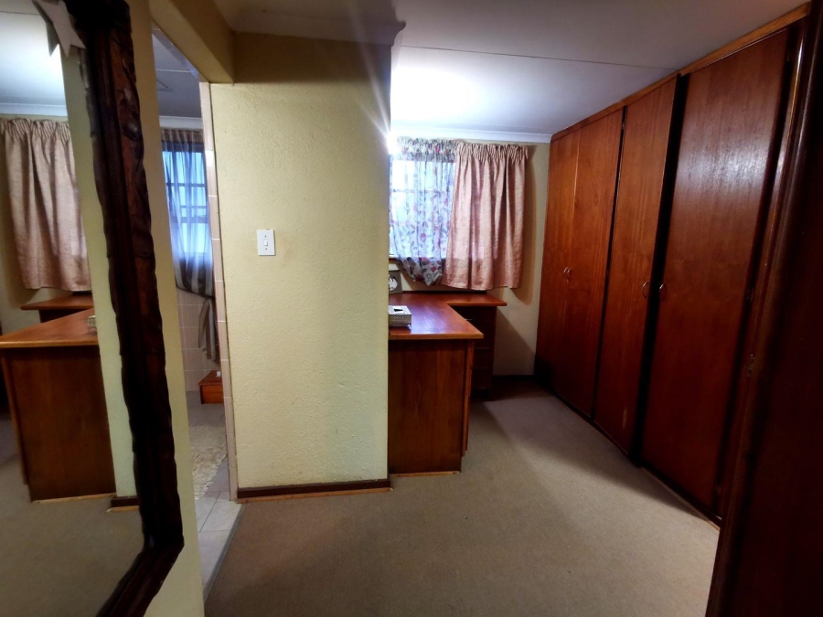 5 Bedroom Property for Sale in Mooivallei Park North West